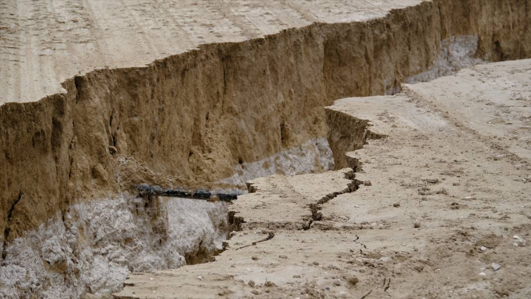 Konya’nın kurak ilçesinde toprak yarıldı! Yol ortadan ikiye ayrıldı 13